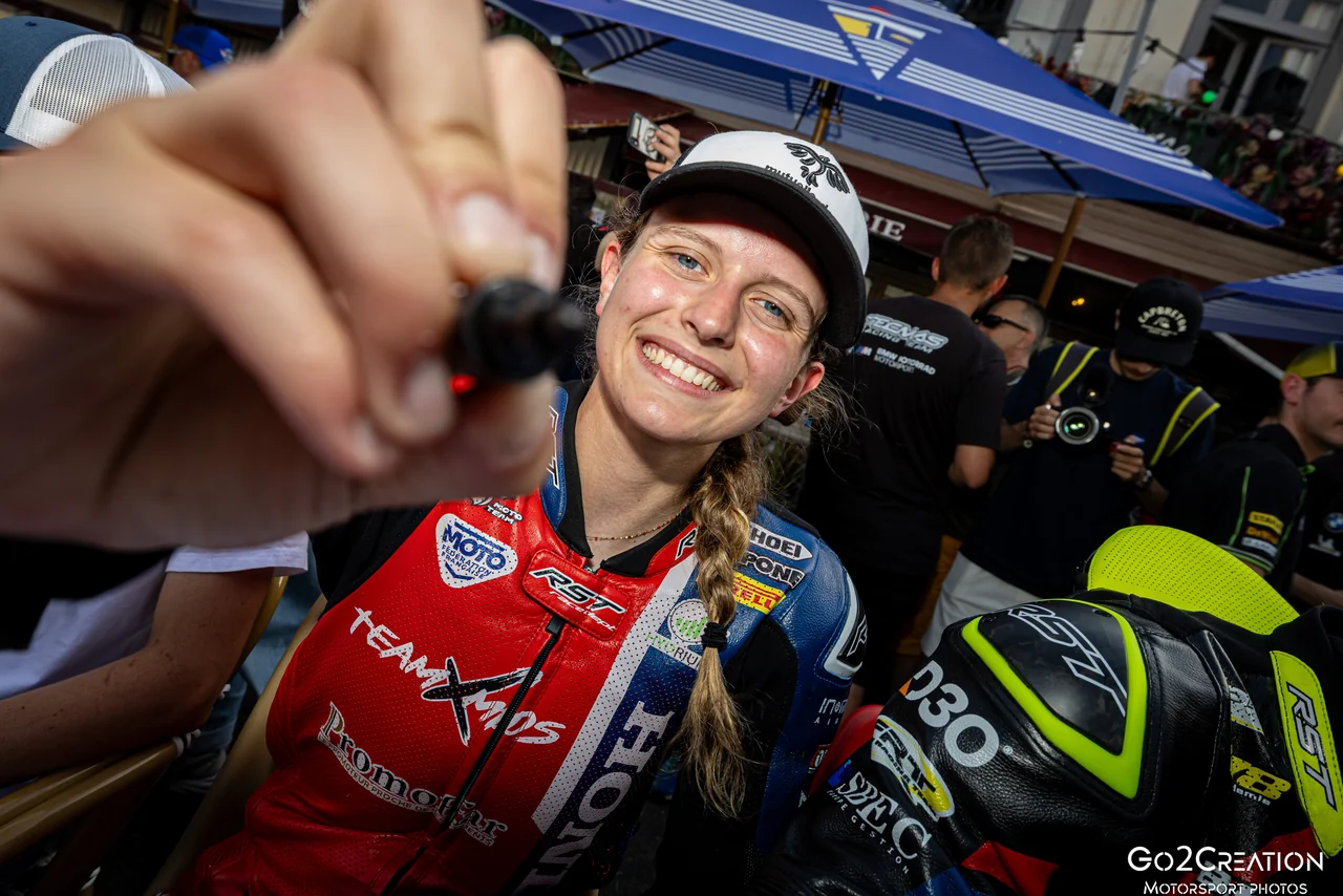 Un sourire de Justine et un moment de complicité dans le paddock de Nogaro.